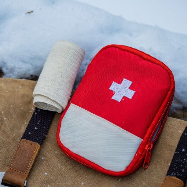 Trousse de secours pour des vacances au ski réussies